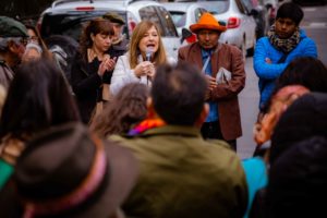 Estela Díaz junto a familiares de Emilia Uscamayta Curi durante el juicio realizado en agosto de 2023.